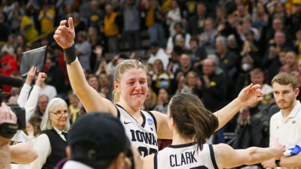 Monika Czinano, Caitlin Clark